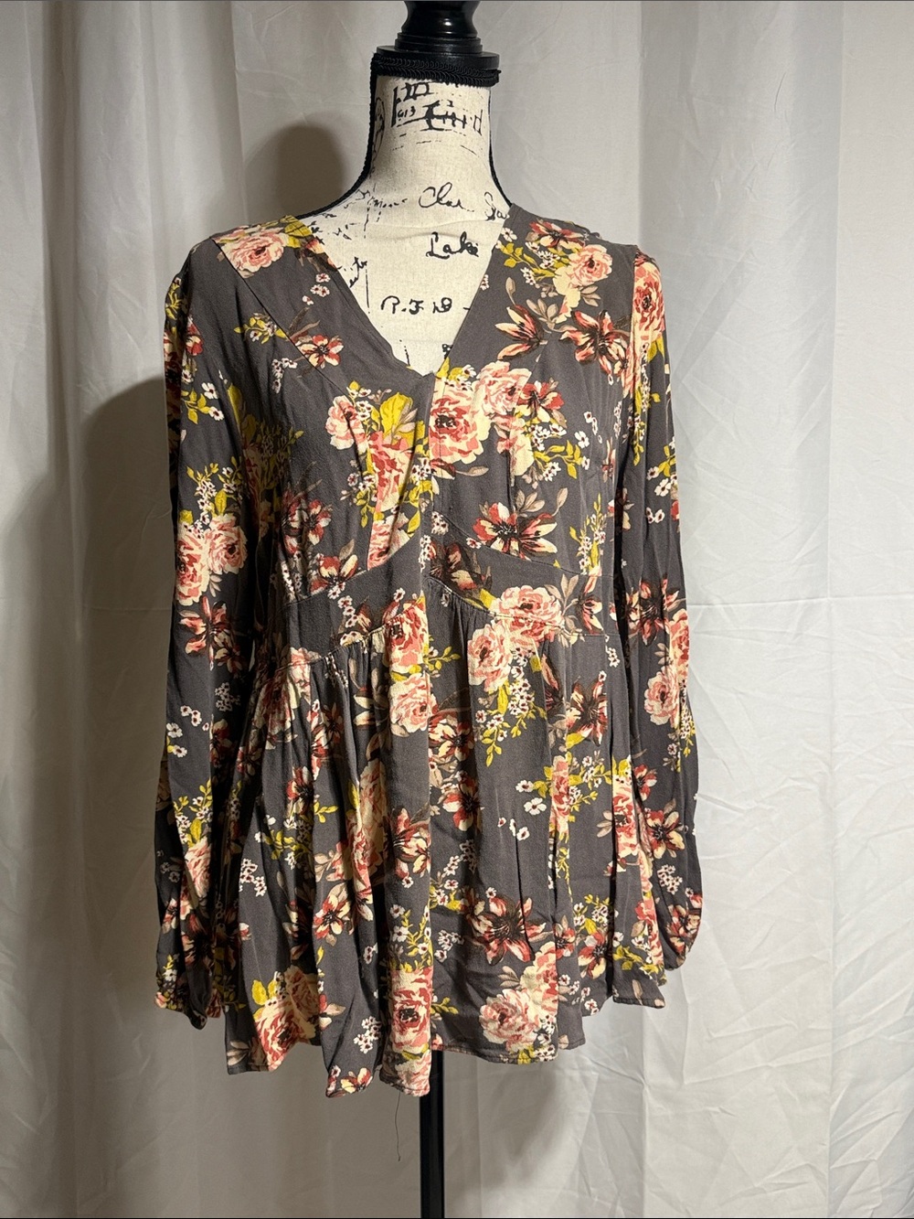 Torrid Gray Floral V-Neck Peasant Tunic with Pink Roses
